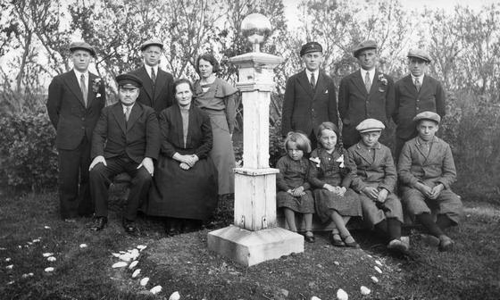Familien til Anton Odin Tokstad og Karoline Bjørhovde på Brekstad i 1917